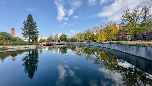 Reflection_water_skyline